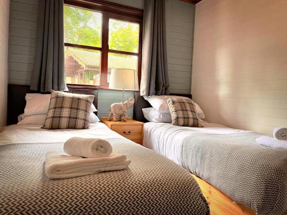Goldcrest 3-Hot Tub-Woodland Lodges-Carmarthenshire-Tenby ภายนอก รูปภาพ