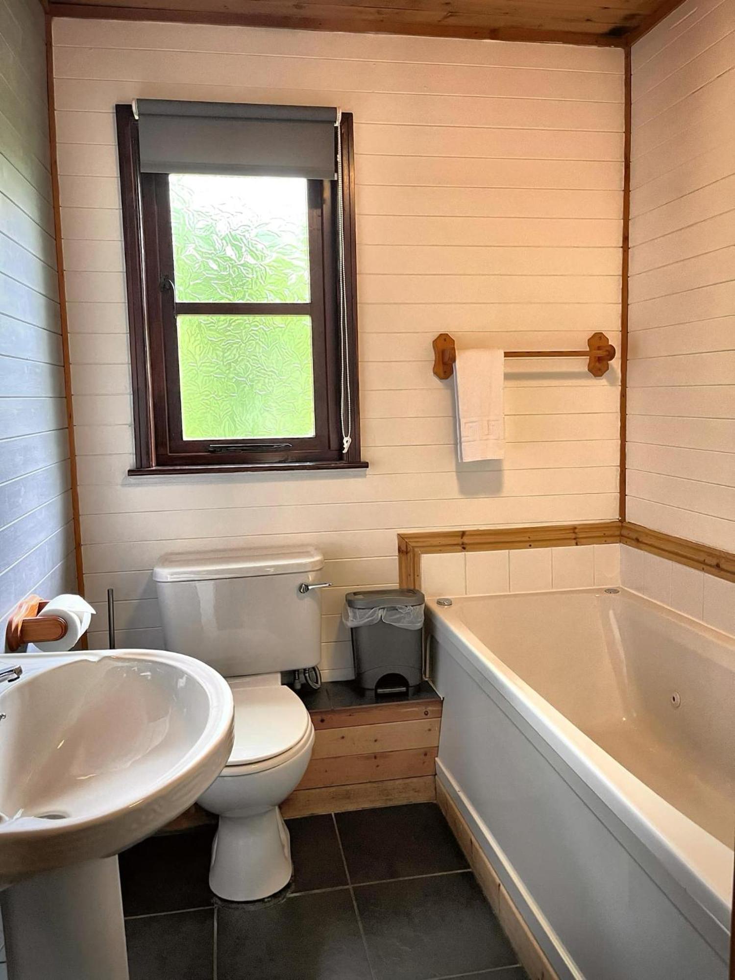 Goldcrest 3-Hot Tub-Woodland Lodges-Carmarthenshire-Tenby ภายนอก รูปภาพ